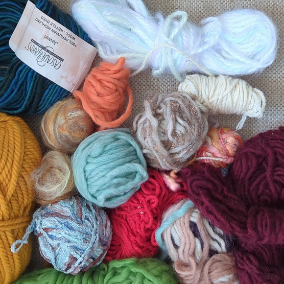 100g Peruvian Wool Skein And Assorted Scrap Yarn Bundle - Picture 3 of 6